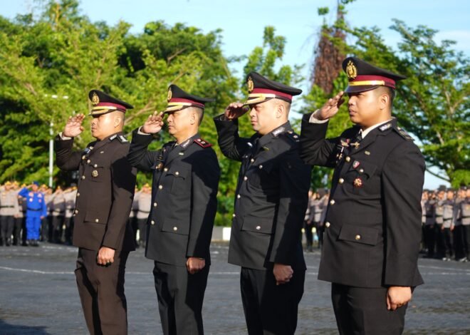 Bukti Dedikasi, Wakapolda Sulbar Serahkan Satyalencana Pengabdian kepada 194 Personel