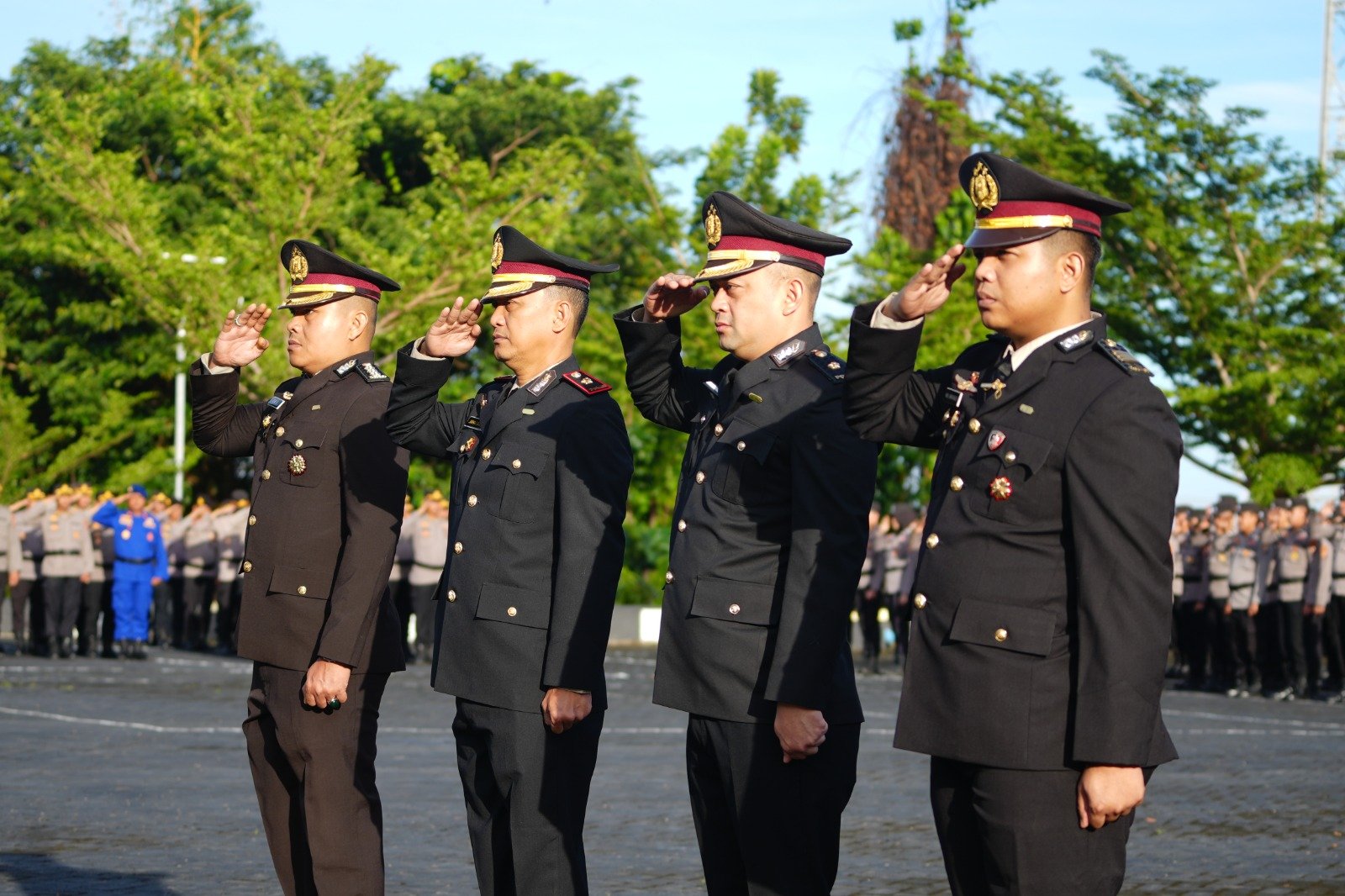 Bukti Dedikasi, Wakapolda Sulbar Serahkan Satyalencana Pengabdian kepada 194 Personel