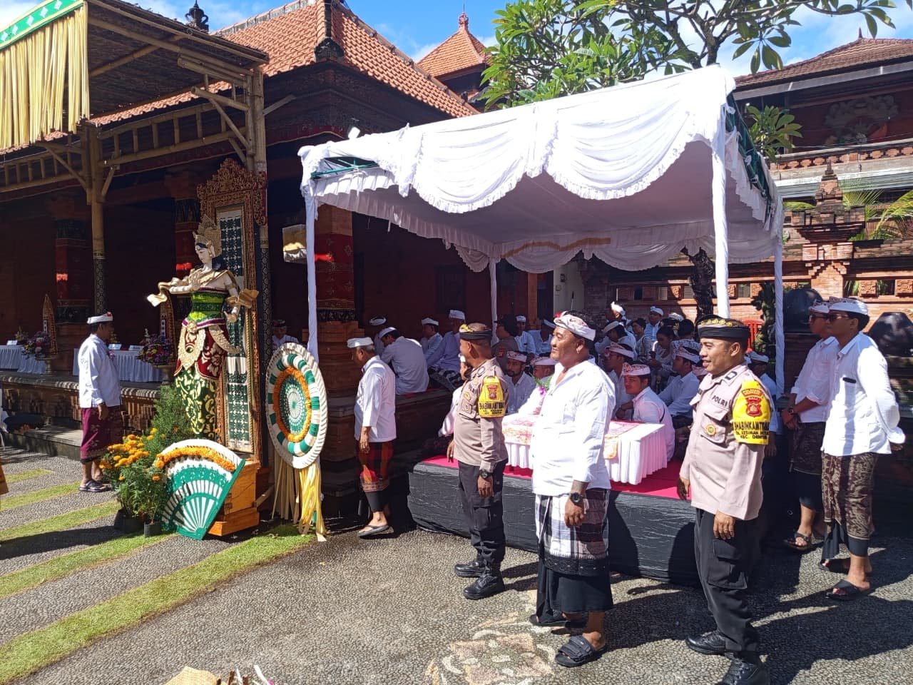 Bhabinkamtibmas Atensi Pamikukuh dan Mejaya-Jaya Prajuru Desa Adat Kesiman Periode 2026–2031