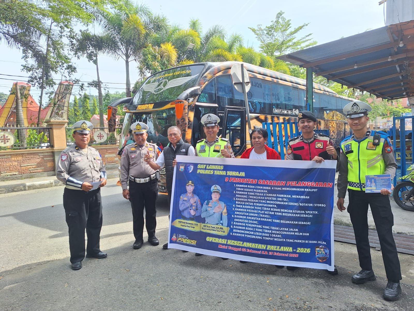 Operasi Keselamatan Pallawa 2026 Hari Kedua, Sat Lantas Edukasi Pengendara di Pasar Seni Makale