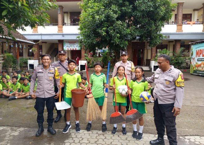 Peduli Dunia Pendidikan, Unit Binmas Polsek Dentim Serahkan Sarana Kontak di SD Negeri 1 Sumerta