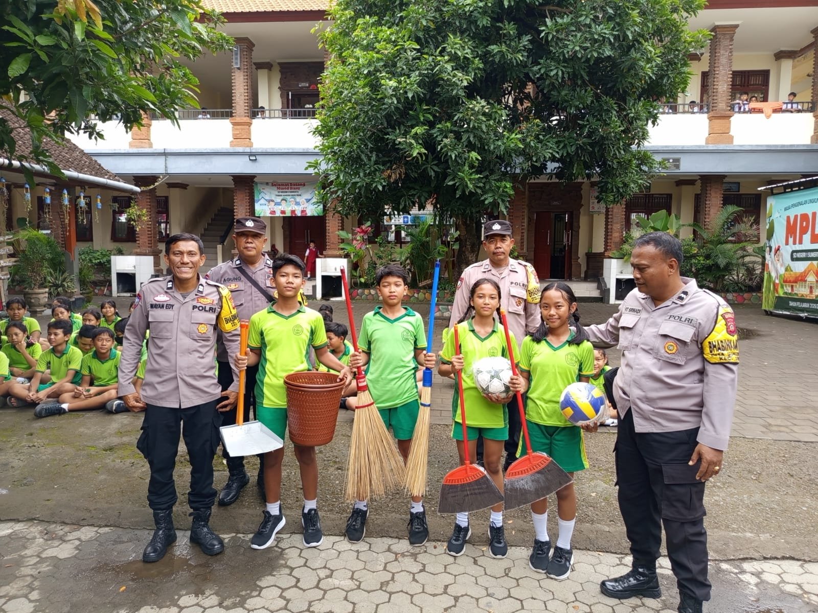 Peduli Dunia Pendidikan, Unit Binmas Polsek Dentim Serahkan Sarana Kontak di SD Negeri 1 Sumerta