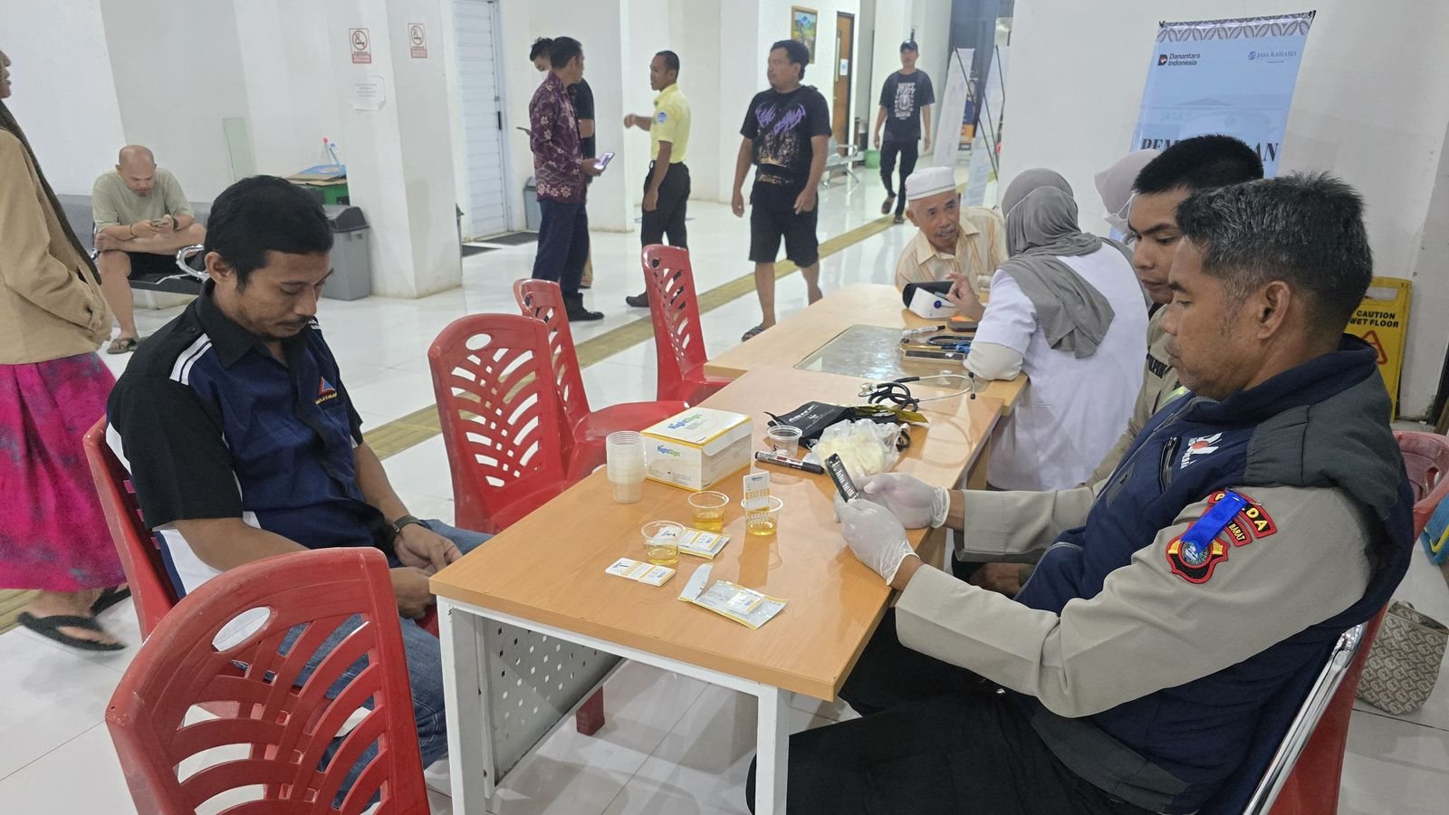 Maksimalkan Target Ops Keselamatan, Polda Sulbar Berikan Layanan Kesehatan Gratis di Terminal Simbuang Jaga Kondisi Prima Driver Lintas Kota