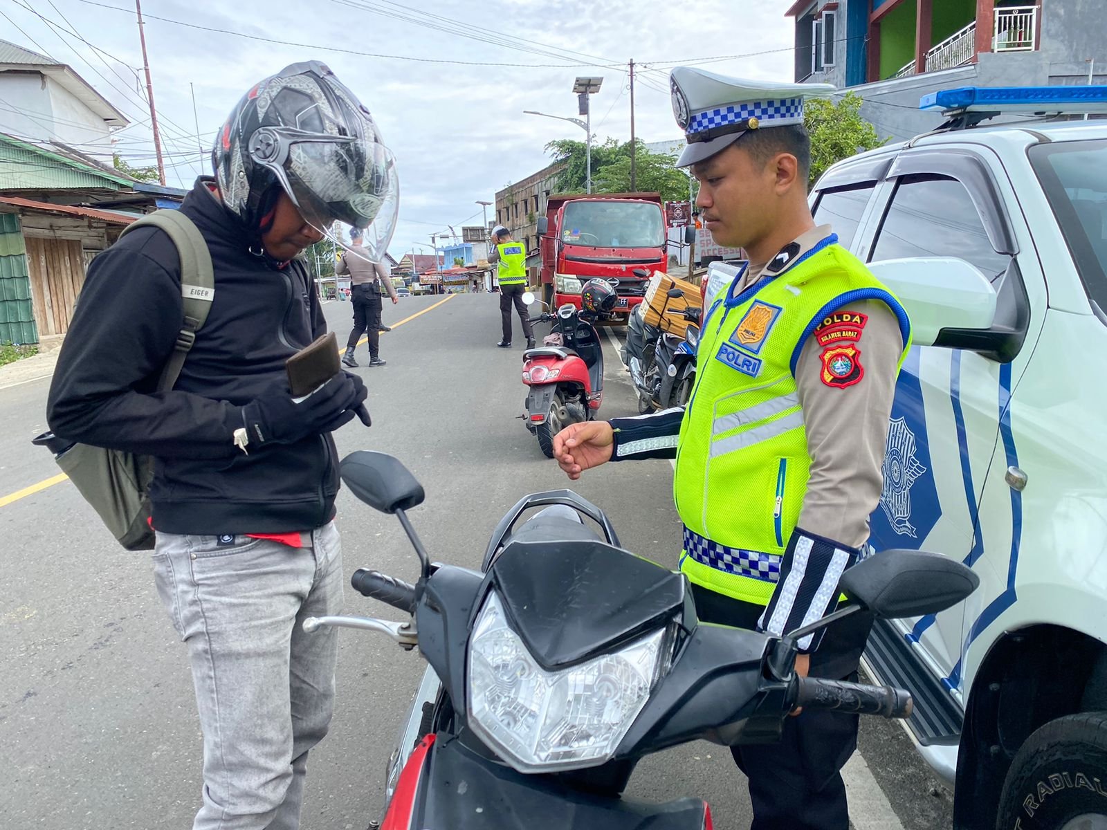 Operasi Keselamatan di Depan Gerbang Terminal Simbuang, Petugas Ajak Tertib dan Selamat Berkendara
