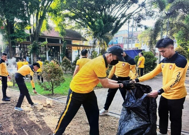 Jumat Bersih Polres Tana Toraja, Bersihkan Area Publik dan Tempat Ibadah