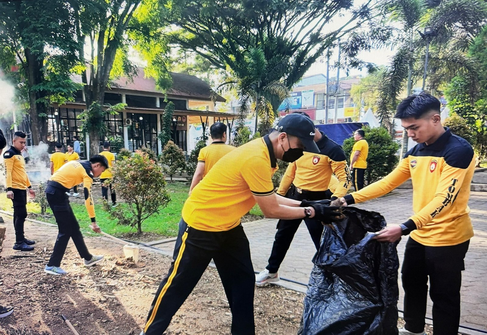 Jumat Bersih Polres Tana Toraja, Bersihkan Area Publik dan Tempat Ibadah