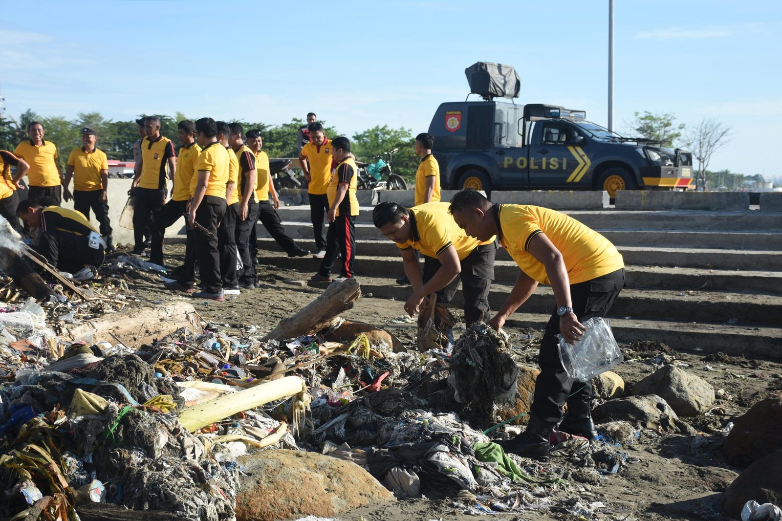 Kembali, Polres Bulukumba Gelar Aksi Peduli Lingkungan di Kolam Labuh Pantai Merpati