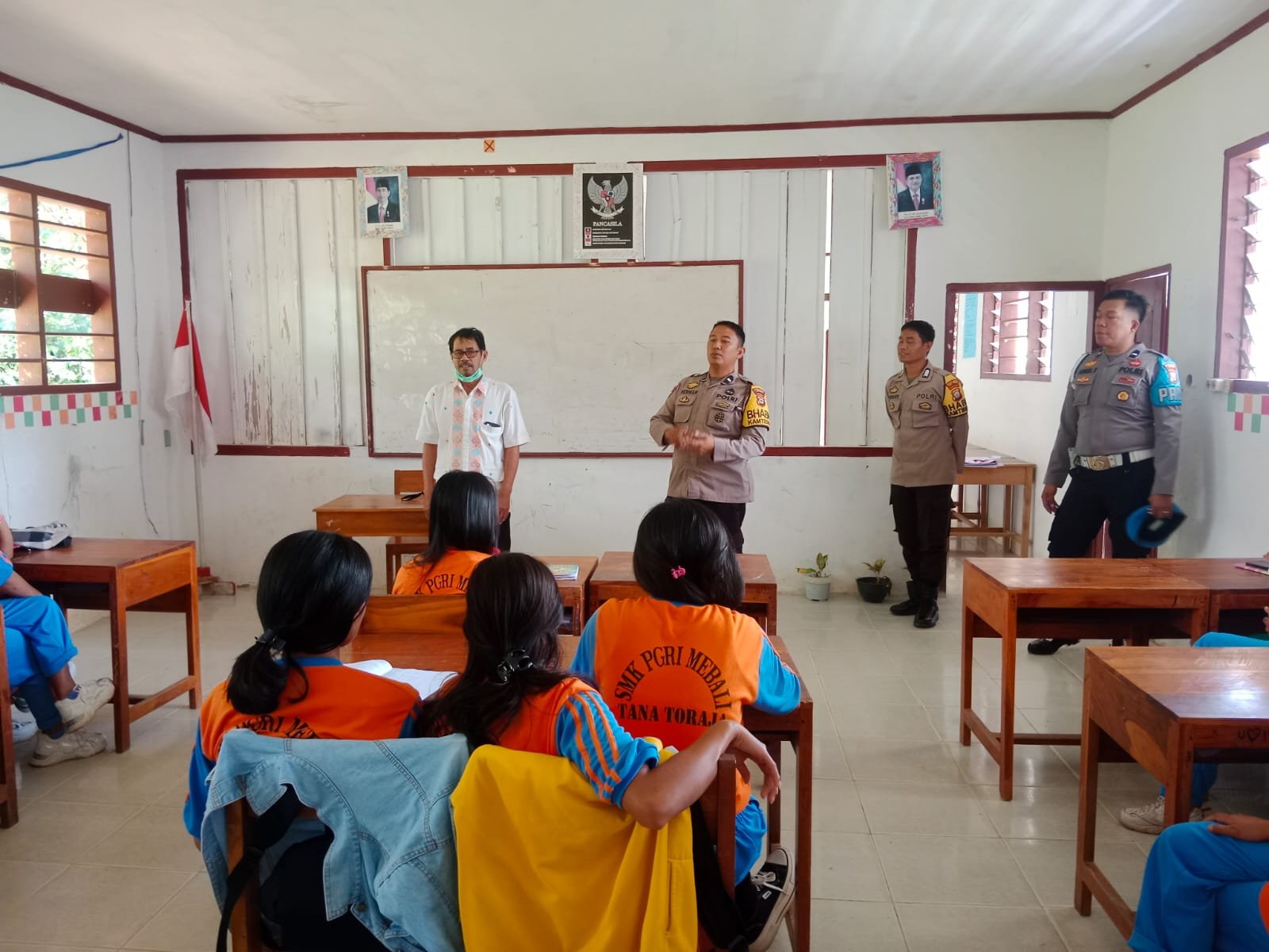 Sosialisasi Penerimaan Polri TA 2026, Polsek Mengkendek Beri Edukasi di SMK PGRI Mebali