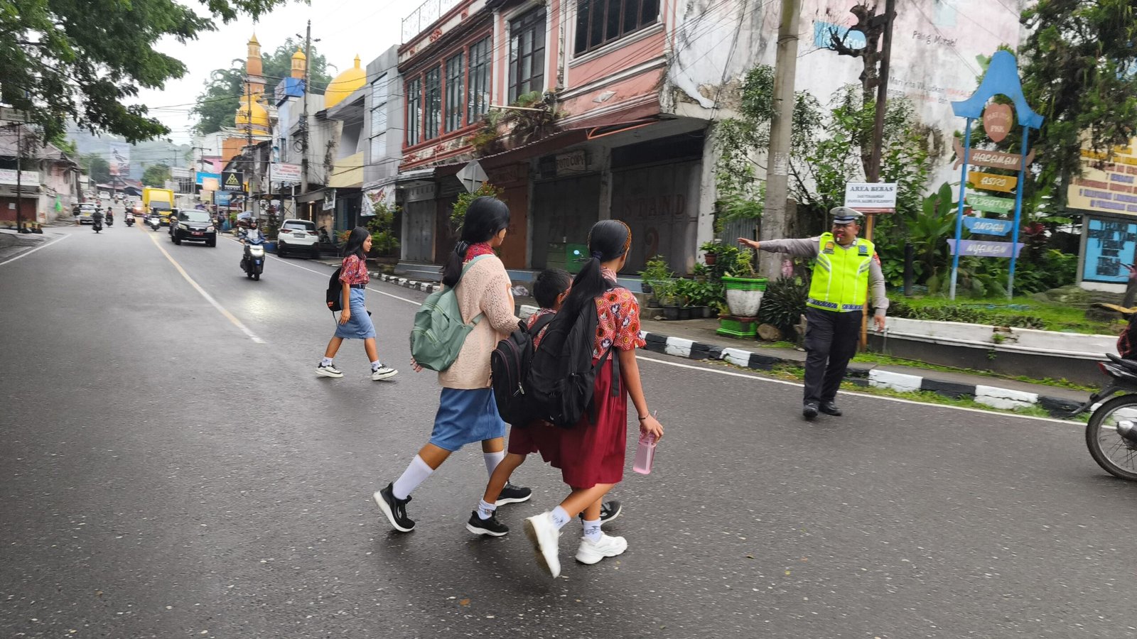 Satlantas Polres Tana Toraja Hadir di Pagi Hari, Pastikan Arus Lalin di kota Makale Lancar dan Aman