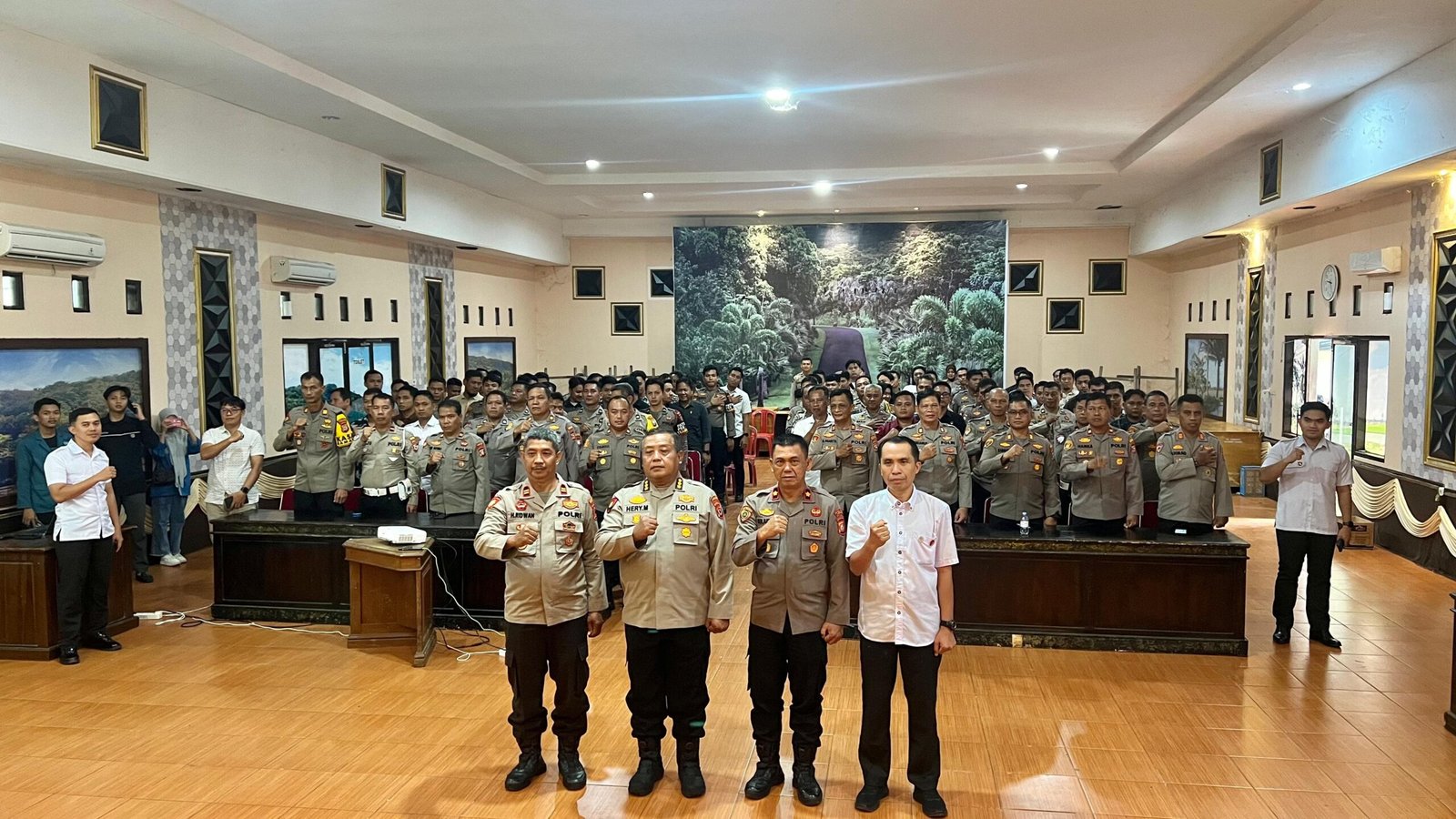 ‎Bidkum Polda Sulsel Berikan Penyuluhan Hukum kepada Personel Polres Pinrang