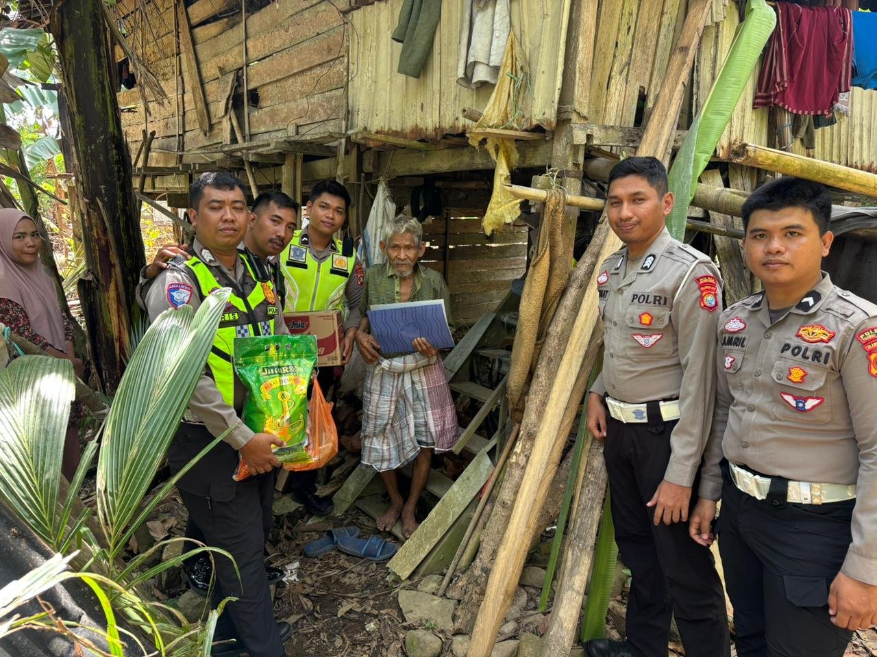 Peduli Korban Kebakaran, Ditlantas Polda Sulbar Sambangi Kakek Rasil di Polman Lewat Program Polantas Mappatulung