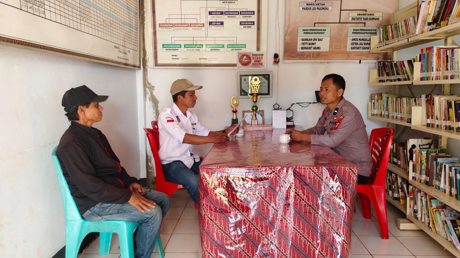 Intensif Sambang, Bhabinkamtibmas Polres Tana Toraja Pererat Hubungan dengan Masyarakat