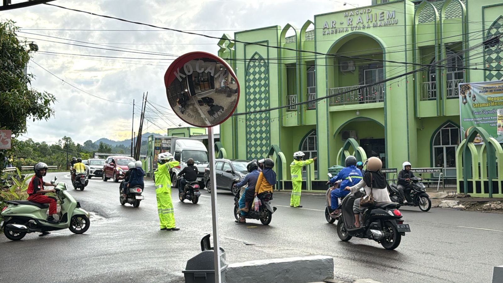 Antisipasi Jalan Licin Saat Gerimis, Ditlantas Polda Sulbar Terus Ingatkan Pengendara untuk Tertib Demi Keselamatan