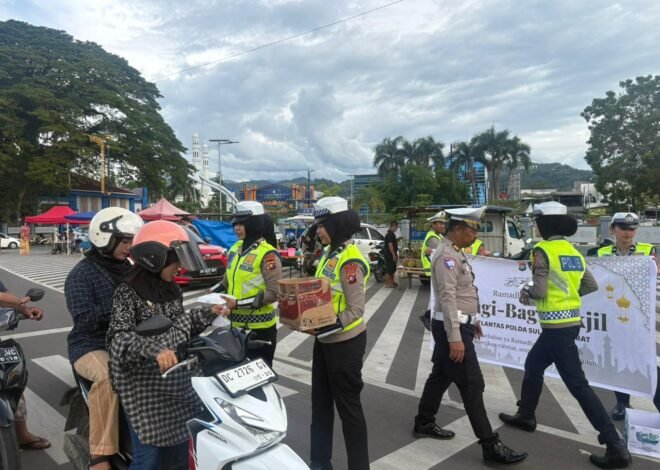 Berkah Ramadhan, Ditlantas Polda Sulbar Padukan Kampanye Keselamatan dan Bagi Takjil