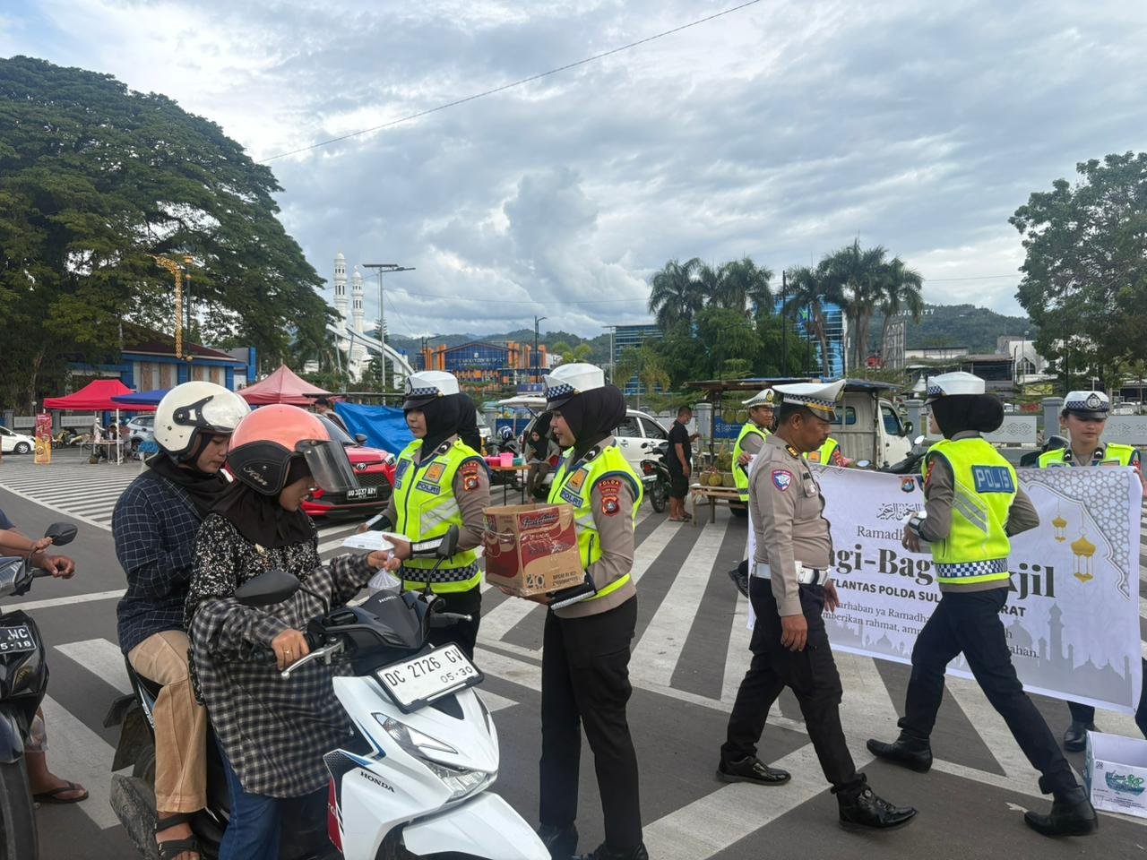 Berkah Ramadhan, Ditlantas Polda Sulbar Padukan Kampanye Keselamatan dan Bagi Takjil