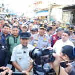 Kapolda Sulsel Bersama Gubernur Tinjau Harga Bahan Pokok di Pasar Terong Makassar