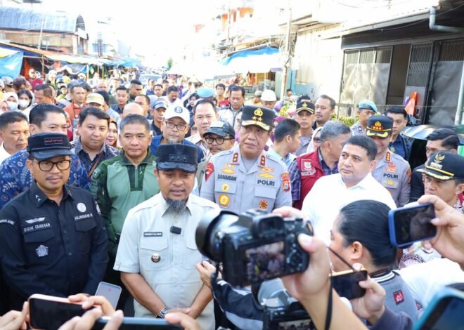 Kapolda Sulsel Bersama Gubernur Tinjau Harga Bahan Pokok di Pasar Terong Makassar