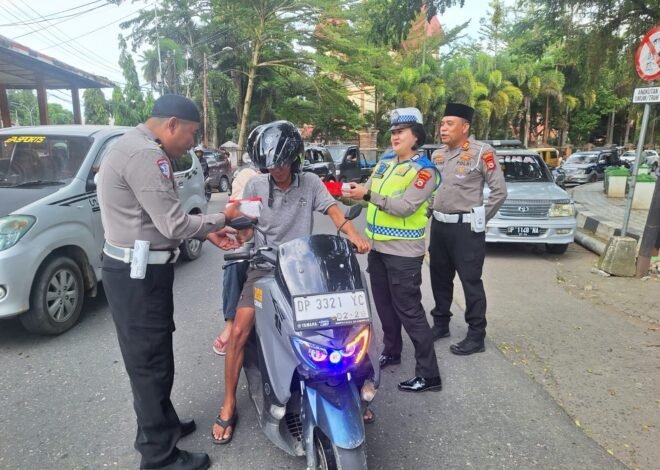 Wujud Perhatian Polri, Satlantas Polres Tator Berbagi Takjil