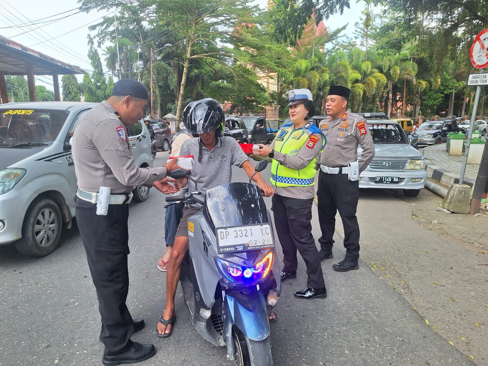Wujud Perhatian Polri, Satlantas Polres Tator Berbagi Takjil