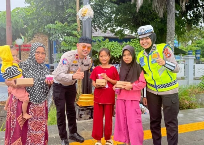 Berburu Berkah Ramadhan, Ditlantas Polda Sulbar Bagi-bagi Takjil dan Ajak Pengendara Tetap Tertib Berkendara