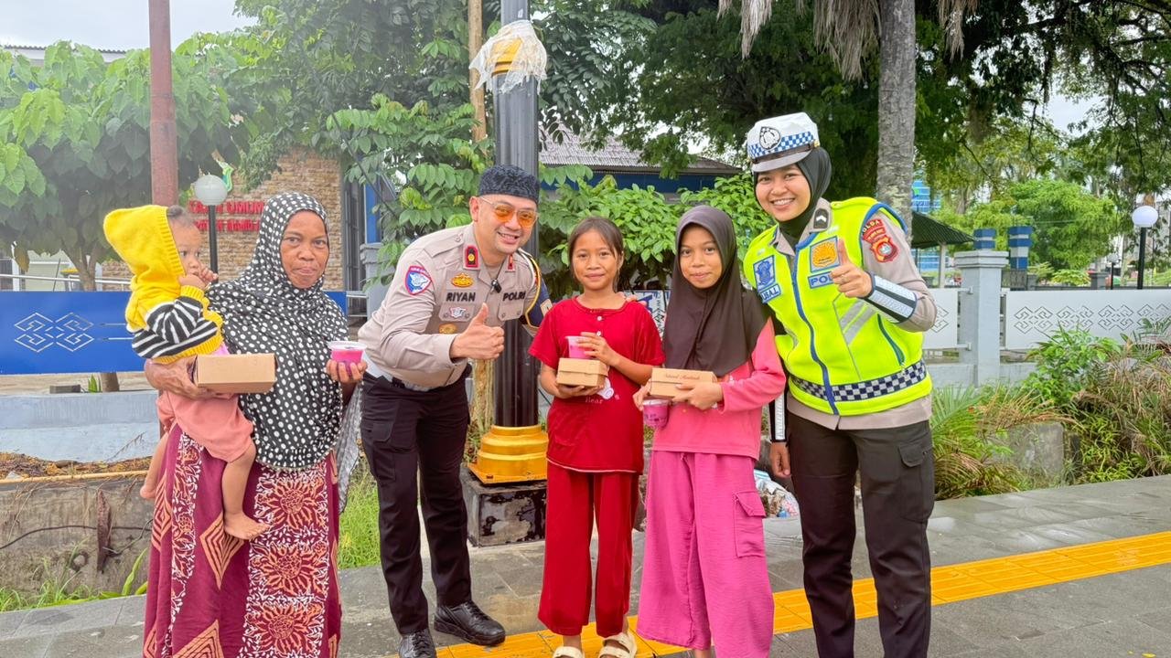 Berburu Berkah Ramadhan, Ditlantas Polda Sulbar Bagi-bagi Takjil dan Ajak Pengendara Tetap Tertib Berkendara