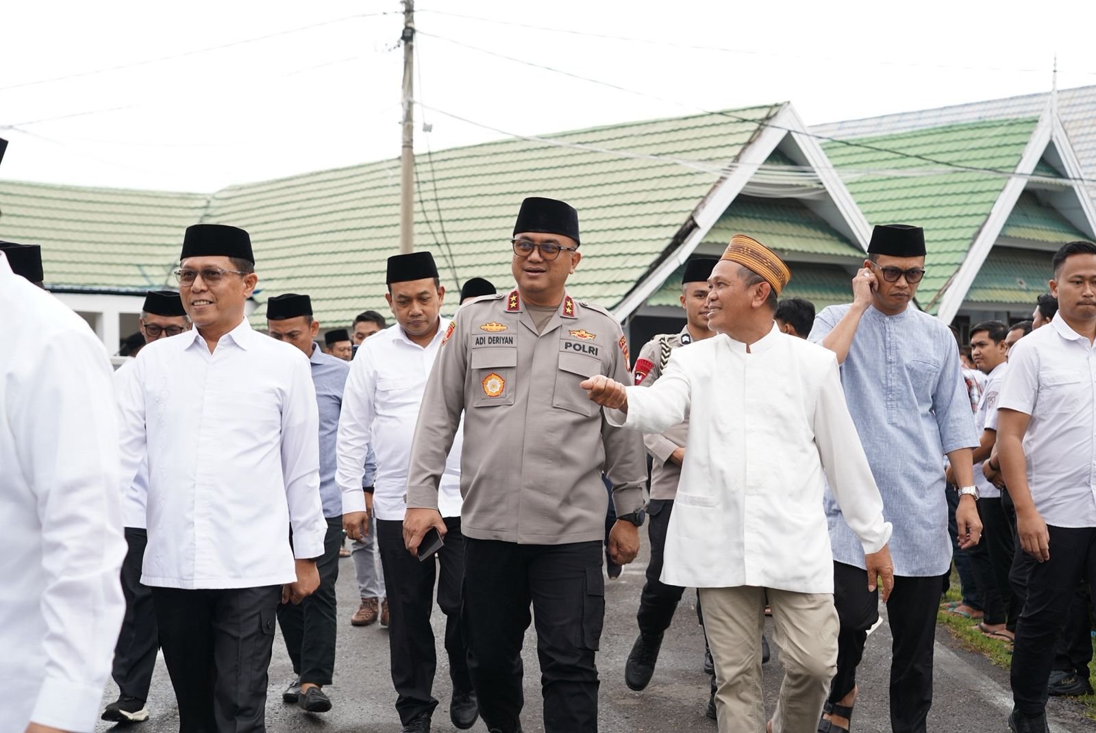 Komitmen Dukungan Program Pemerintah, Kapolda Sulbar Dampingi Gubernur Safari Ramadhan di Majene