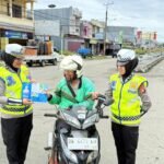 Ditlantas Polda Sulbar Bagikan Leaflet, Himbau Tertib Helm dan Keselamatan Lalu Lintas