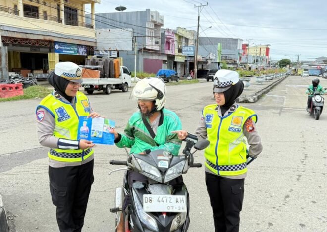 Ditlantas Polda Sulbar Bagikan Leaflet, Himbau Tertib Helm dan Keselamatan Lalu Lintas