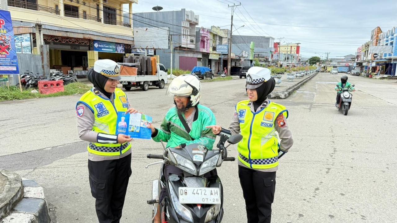 Ditlantas Polda Sulbar Bagikan Leaflet, Himbau Tertib Helm dan Keselamatan Lalu Lintas