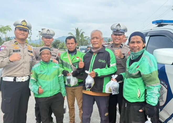 Ditlantas Polda Sulbar Gandeng Komunitas Ojol Bagi Takjil dan Tebarkan Pesan Keselamatan
