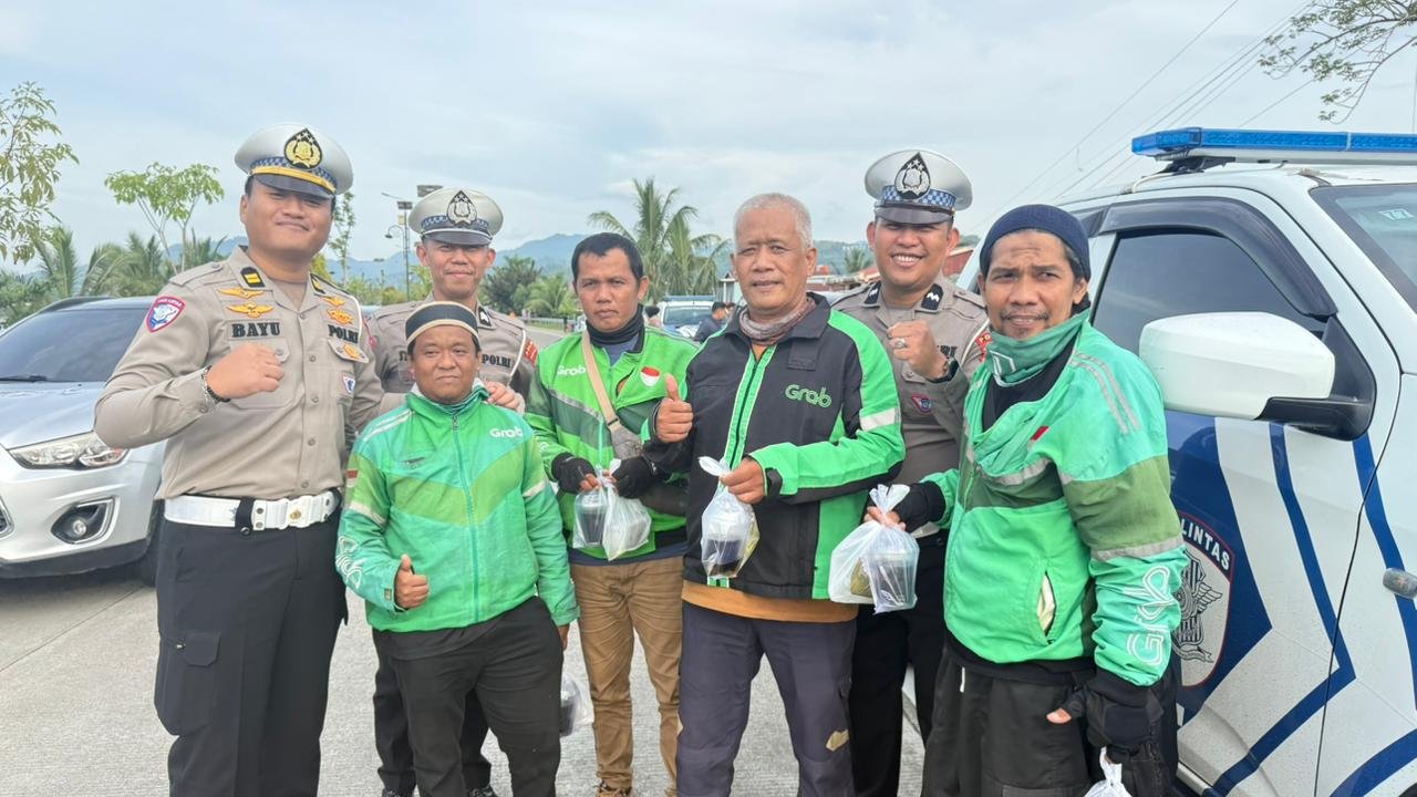 Ditlantas Polda Sulbar Gandeng Komunitas Ojol Bagi Takjil dan Tebarkan Pesan Keselamatan