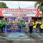 Perkuat Kamtibmas, Kapolres Tana Toraja Pimpin Apel Ojol dan Sematkan Pin Polantas Mappatabe