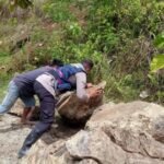 Bhabinkamtibmas Polres Tana Toraja Gerak Cepat Bersama Warga Bersihkan Longsor di Rano, Akses Jalan Kembali Normal