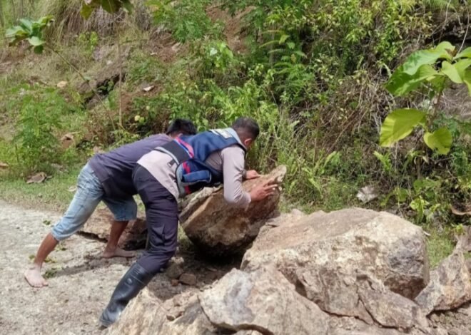 Bhabinkamtibmas Polres Tana Toraja Gerak Cepat Bersama Warga Bersihkan Longsor di Rano, Akses Jalan Kembali Normal