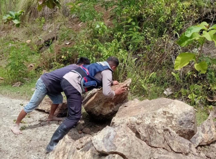 Bhabinkamtibmas Polres Tana Toraja Gerak Cepat Bersama Warga Bersihkan Longsor di Rano, Akses Jalan Kembali Normal