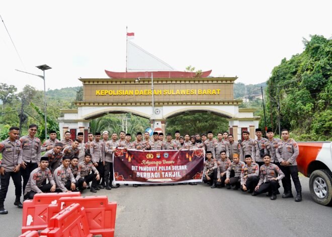 DitPamObvit Polda Sulbar Bagi-Bagi Takjil, Jembatan Silaturahmi Antar Polisi dan Masyarakat di Bulan Ramadan