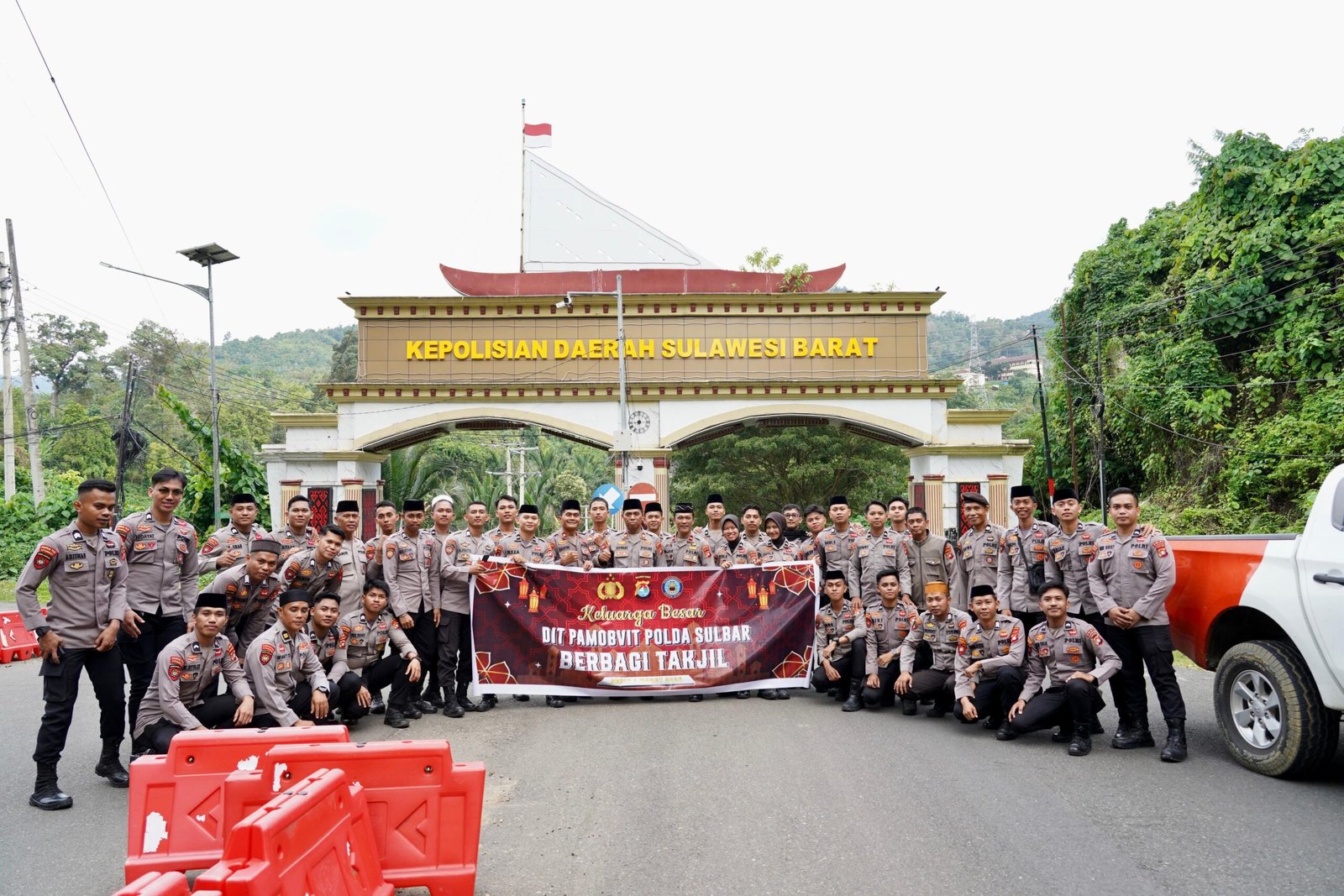 DitPamObvit Polda Sulbar Bagi-Bagi Takjil, Jembatan Silaturahmi Antar Polisi dan Masyarakat di Bulan Ramadan