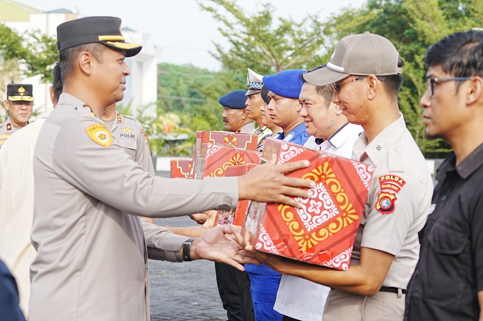 Bingkisan Lebaran Kapolda Sulbar: Apresiasi dan Sentuhan Kebahagiaan Bulan Ramadan
