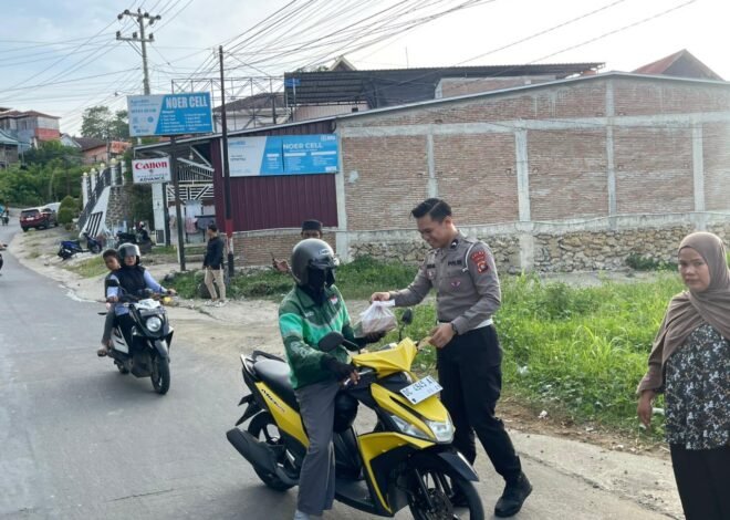 Panen Berkah Ramadan, Ditlantas Polda Sulbar Bersama Jasaraharja Berbagi Takjil dan Titip Pesan Keselamatan