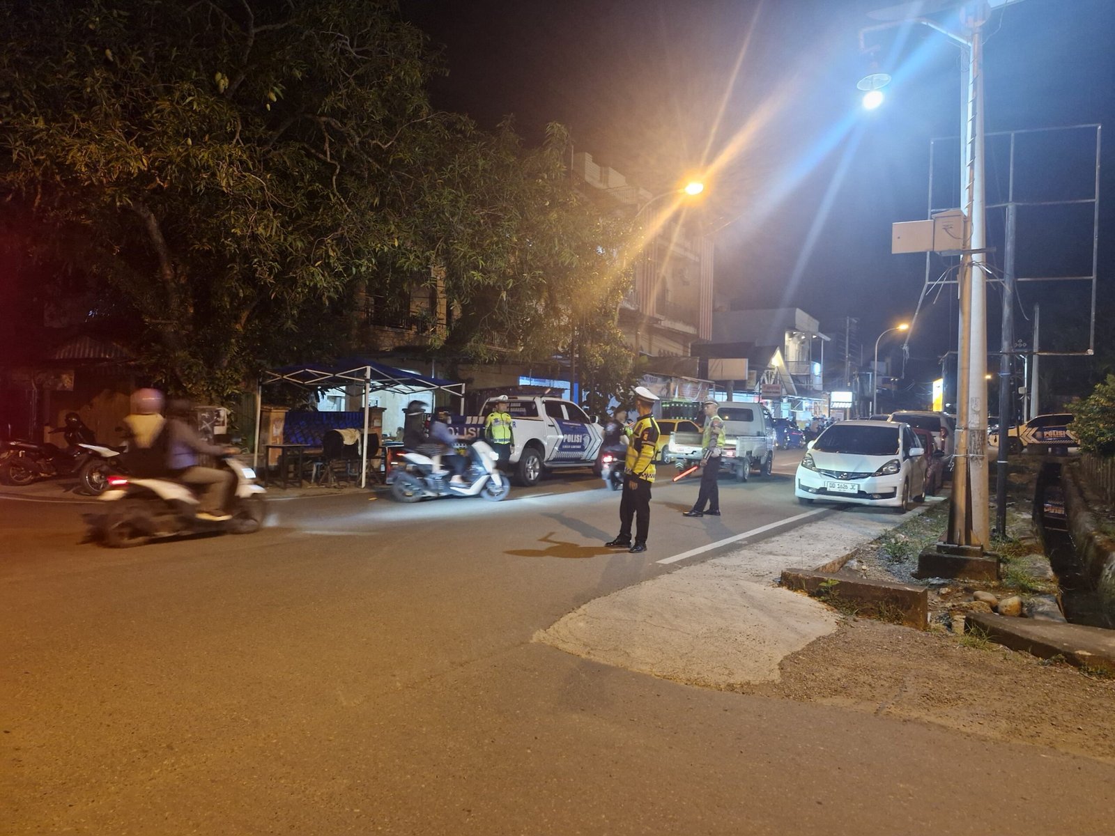 Jaga Rasa Aman dan Nyaman Saat Ibadah Tarawih, Ditlantas Polda Sulbar Amankan Tiga Masjid Padat Jamaah