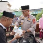Kapolda Sulbar Bersama Bhayangkari Bagikan Paket Takjil, Sentuhan Kasih Berkah Ramadan