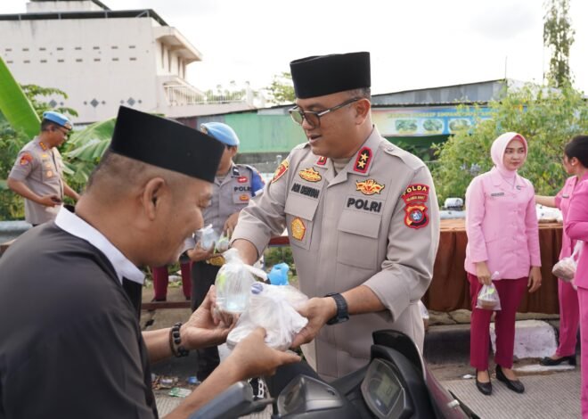 Kapolda Sulbar Bersama Bhayangkari Bagikan Paket Takjil, Sentuhan Kasih Berkah Ramadan