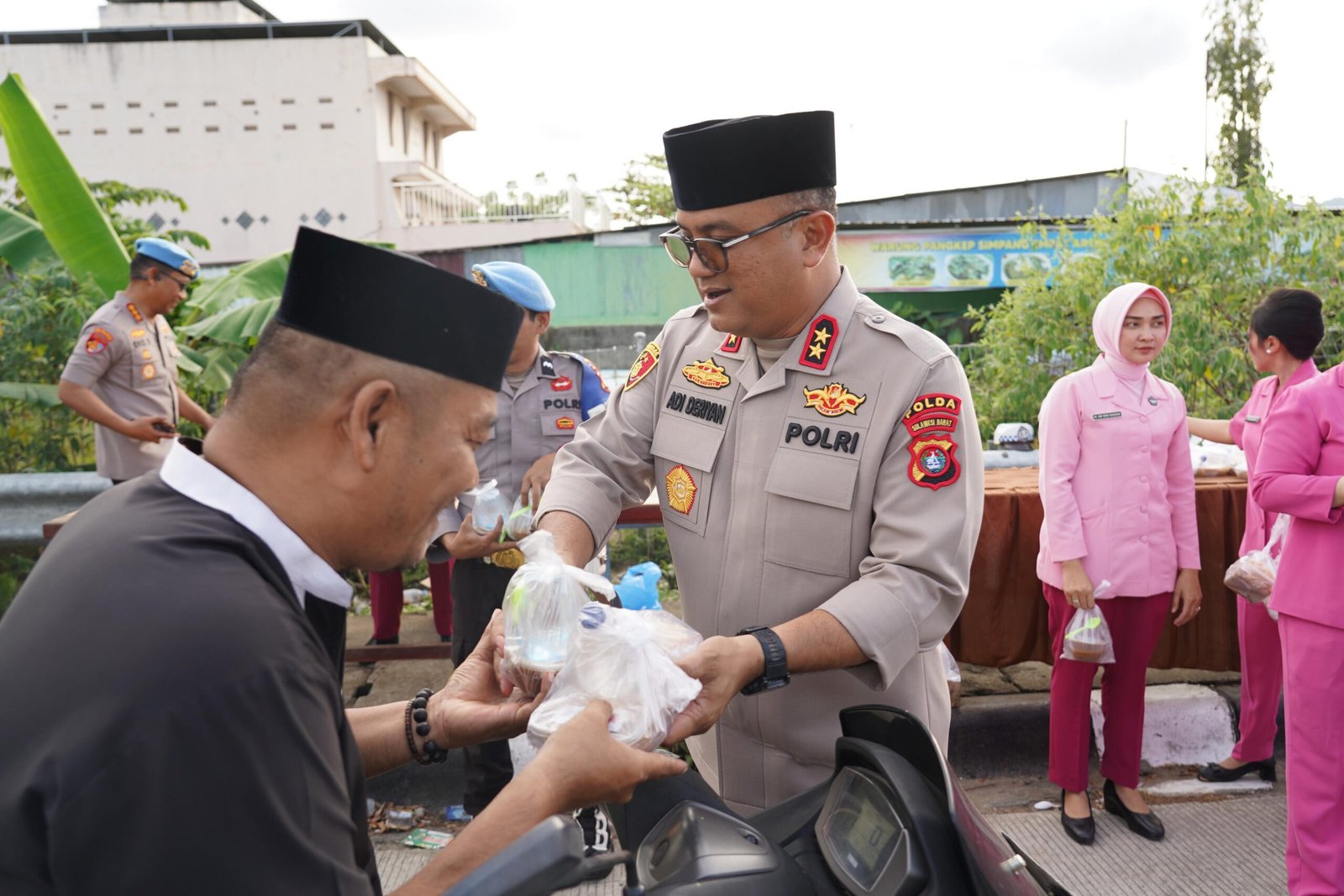 Kapolda Sulbar Bersama Bhayangkari Bagikan Paket Takjil, Sentuhan Kasih Berkah Ramadan