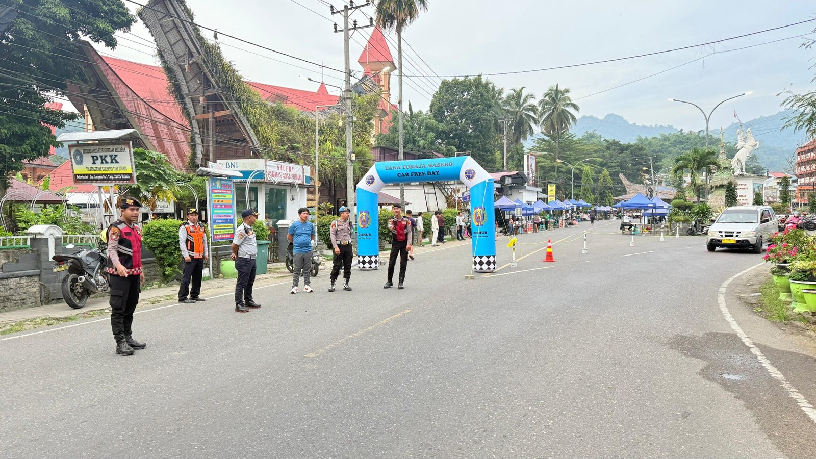 Wujud Pelayanan Humanis Polri, Personel Polres Tana Toraja Amankan dan Atur Lalu Lintas Saat Car Free Day