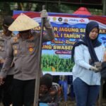 Dukung Program Ketahanan Pangan, Kapolres Luwu Ikuti Vicon dan Pimpin Penanaman Jagung Serentak di Kamanre