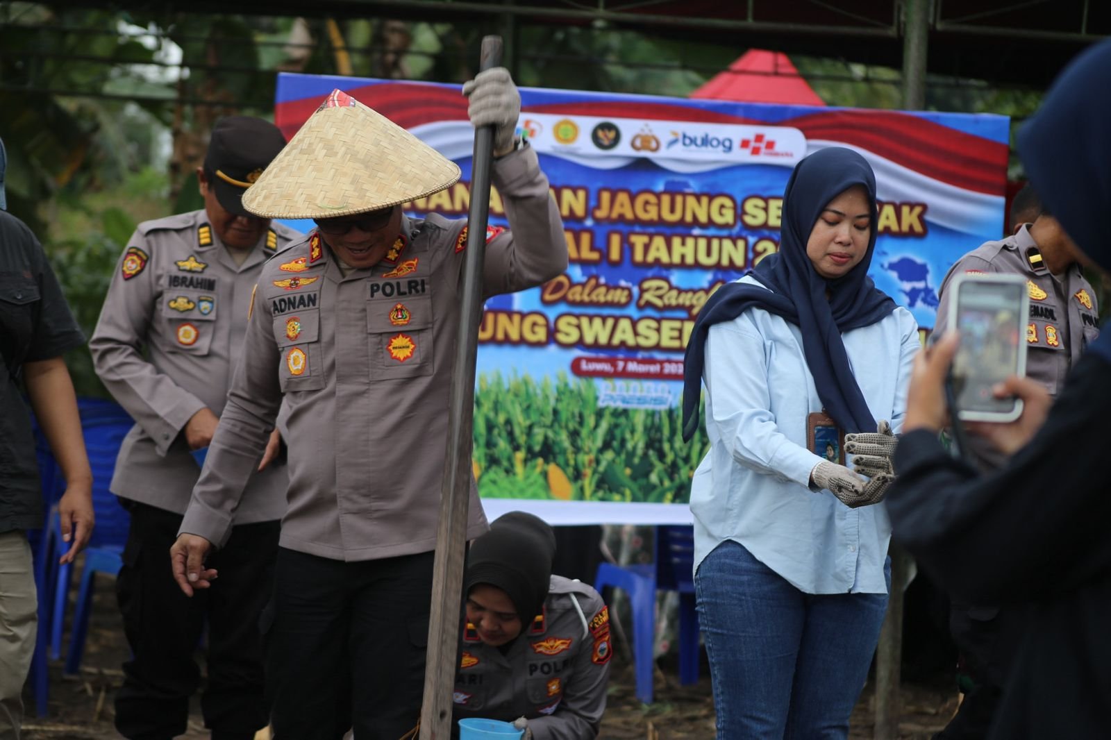 Dukung Program Ketahanan Pangan, Kapolres Luwu Ikuti Vicon dan Pimpin Penanaman Jagung Serentak di Kamanre