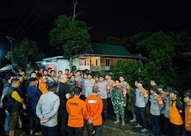 Kapolres Pinrang Pimpin Langsung Pencarian Personel Polsek Lembang yang Terseret Arus Sungai