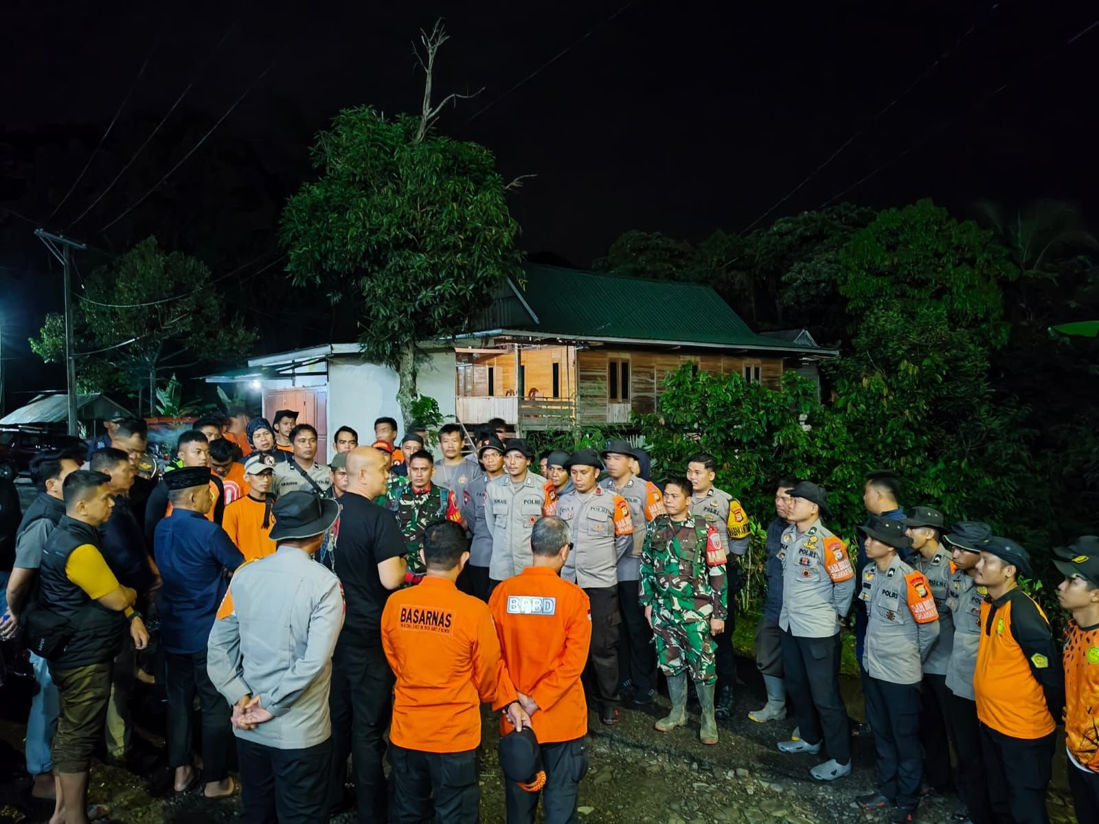 Kapolres Pinrang Pimpin Langsung Pencarian Personel Polsek Lembang yang Terseret Arus Sungai