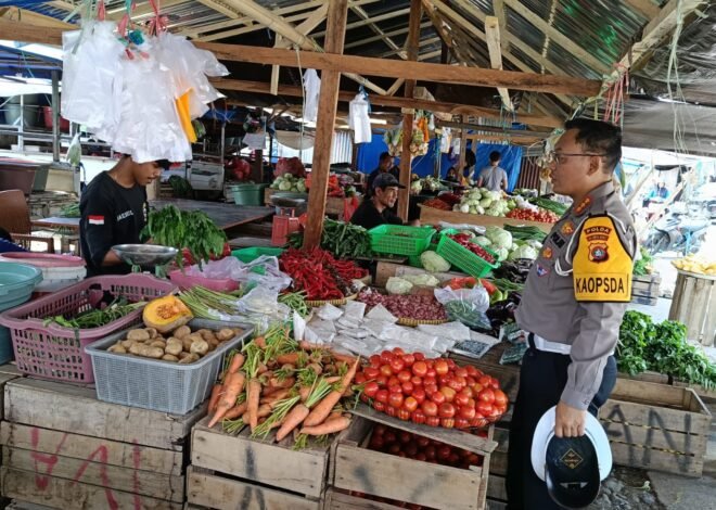 Dirlantas Blusukan ke Pasar Tradisional Mamuju, Pantau Stabiltas Harga dan Bantu Ekonomi Pedagang Kecil