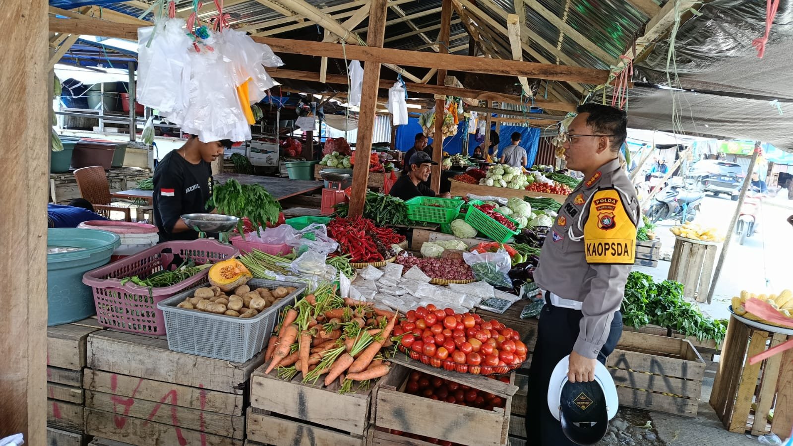 Dirlantas Blusukan ke Pasar Tradisional Mamuju, Pantau Stabiltas Harga dan Bantu Ekonomi Pedagang Kecil
